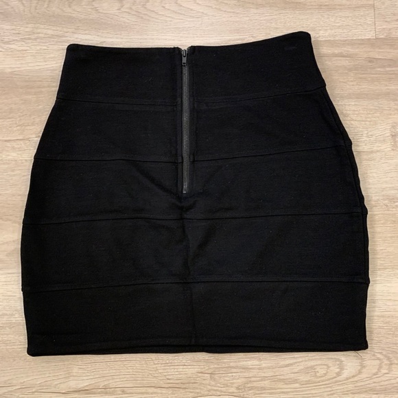 ARITZIA Talula • Mini Skirt - Picture 3 of 3